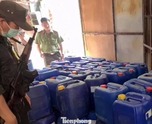 Đột nhập, phát hiện công ty sản xuất hàng nghìn chai nước rửa tay giả ảnh 5