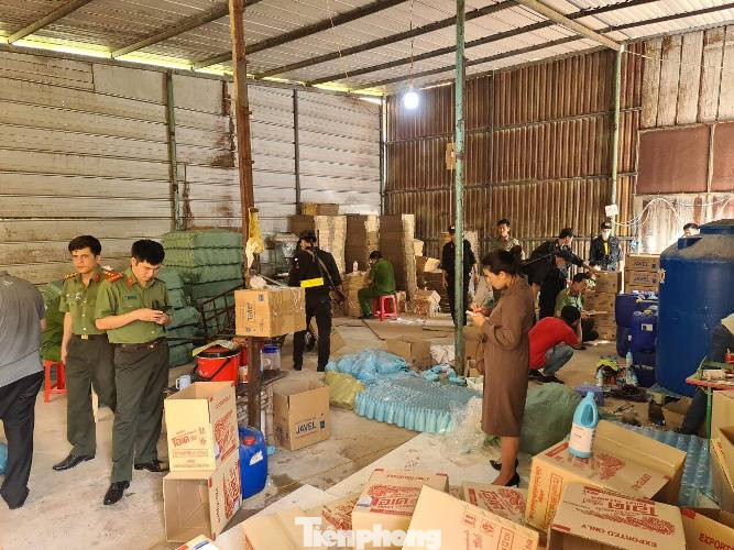 Đột nhập, phát hiện công ty sản xuất hàng nghìn chai nước rửa tay giả ảnh 2