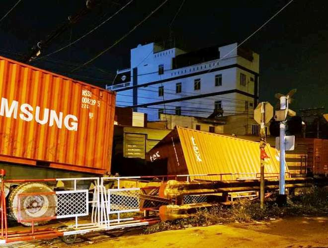 Điều tra vụ tàu hỏa tông đứt đầu xe container lúc rạng sáng ảnh 1
