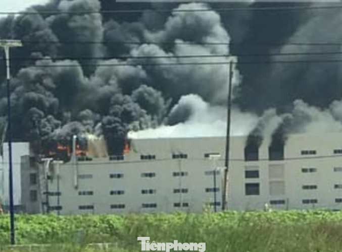 Khói đen nghi ngút, lửa bao trùm nhà máy trong KCN Sóng Thần 3 ảnh 1