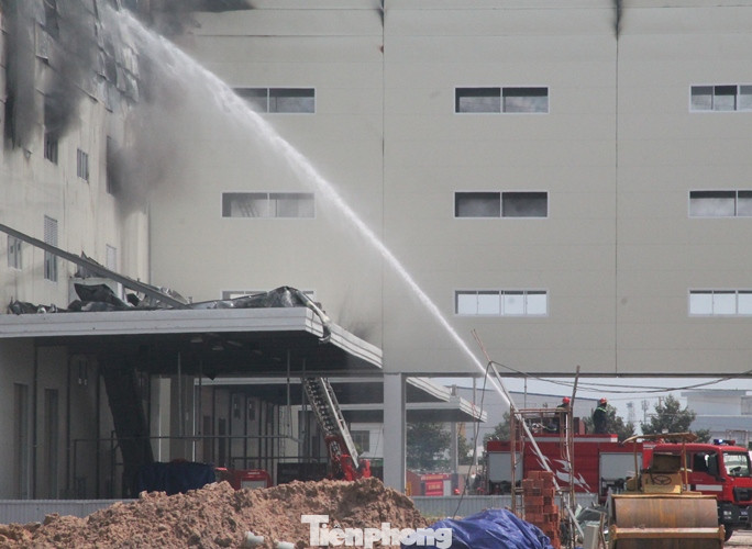 Khói đen nghi ngút, lửa bao trùm nhà máy trong KCN Sóng Thần 3 ảnh 2