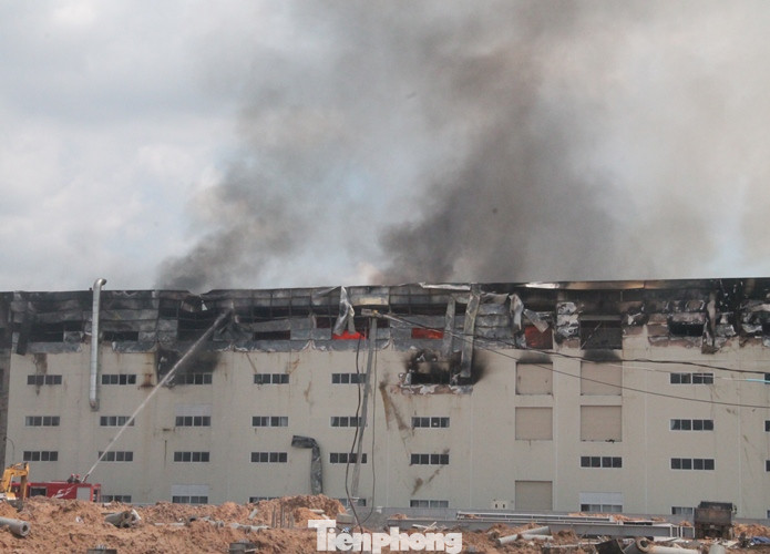 Khói đen nghi ngút, lửa bao trùm nhà máy trong KCN Sóng Thần 3 ảnh 4