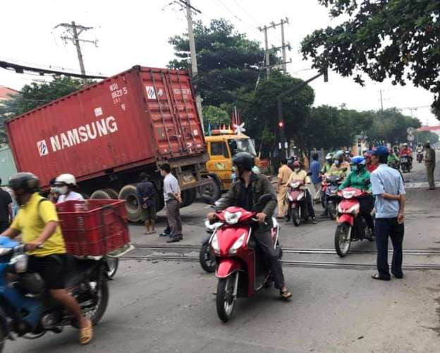 Điều tra vụ tàu hỏa tông đứt đầu xe container lúc rạng sáng ảnh 5