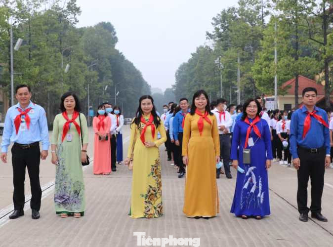 Đại biểu Cháu ngoan Bác Hồ tỉnh Bình Dương viếng lăng Bác ảnh 2