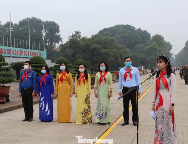 Đại biểu Cháu ngoan Bác Hồ tỉnh Bình Dương viếng lăng Bác ảnh 4