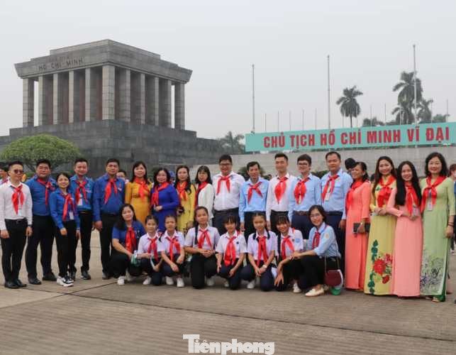 Đại biểu Cháu ngoan Bác Hồ tỉnh Bình Dương viếng lăng Bác ảnh 6