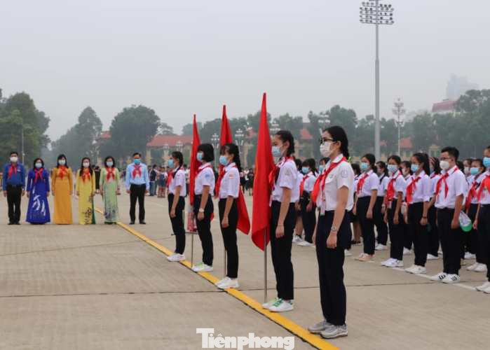 Đại biểu Cháu ngoan Bác Hồ tỉnh Bình Dương viếng lăng Bác ảnh 1