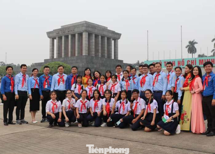 Đại biểu Cháu ngoan Bác Hồ tỉnh Bình Dương viếng lăng Bác ảnh 5