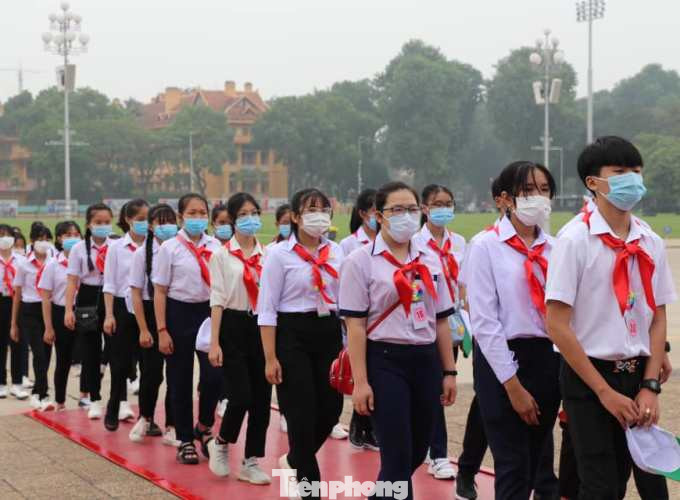 Đại biểu Cháu ngoan Bác Hồ tỉnh Bình Dương viếng lăng Bác ảnh 3