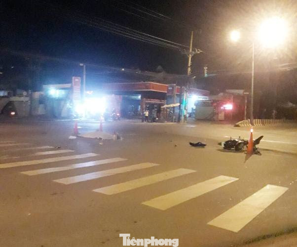 Xe tải tông hai người thương vong rồi bỏ trốn ảnh 1