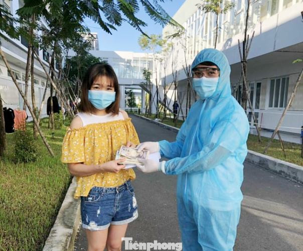 Cô gái vui mừng khi được trả lại xấp Yên Nhật làm rơi trong thùng rác khu cách ly ảnh 1