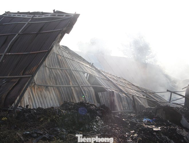 ‘Bà hoả’ thiêu rụi kho phế liệu và hai quán cà phê ảnh 2
