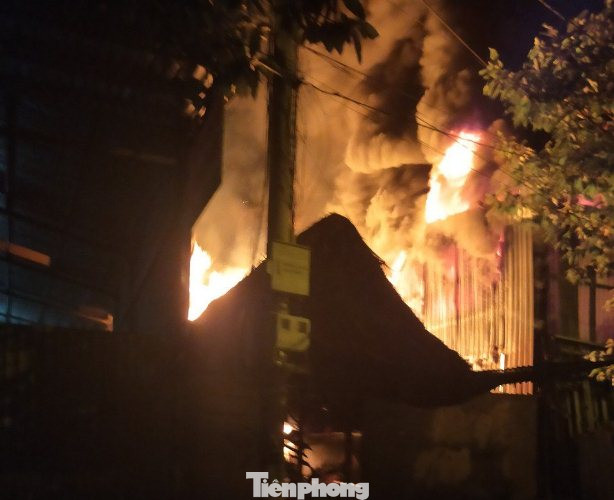 ‘Bà hoả’ thiêu rụi kho phế liệu và hai quán cà phê ảnh 1