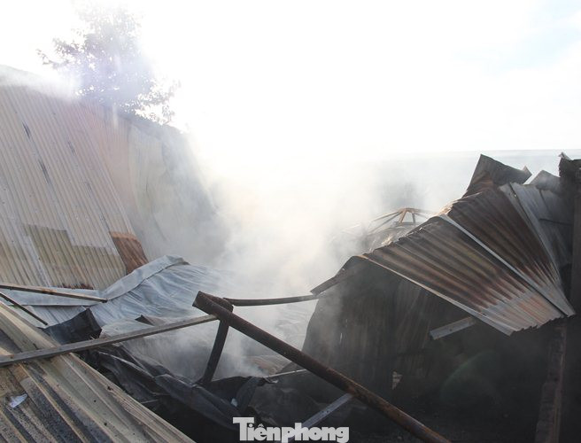 ‘Bà hoả’ thiêu rụi kho phế liệu và hai quán cà phê ảnh 3