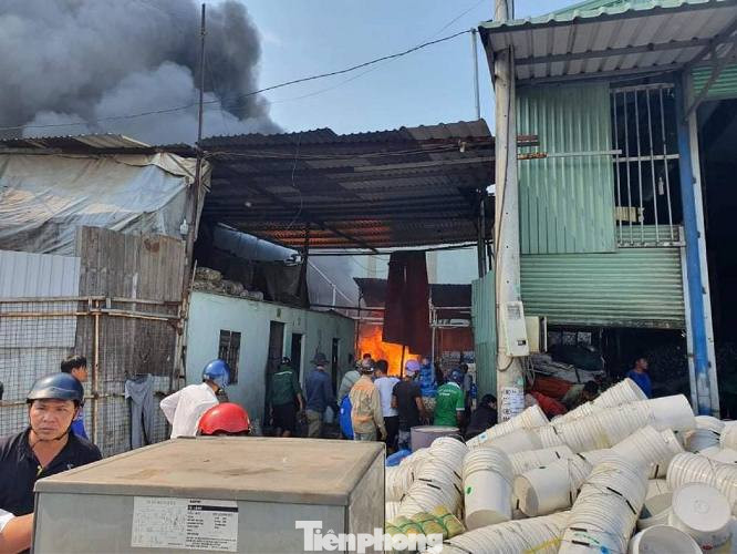 Bình Dương: Cháy ngút trời trong khu dân cư, dân ôm đồ tháo chạy giữa trưa ảnh 2