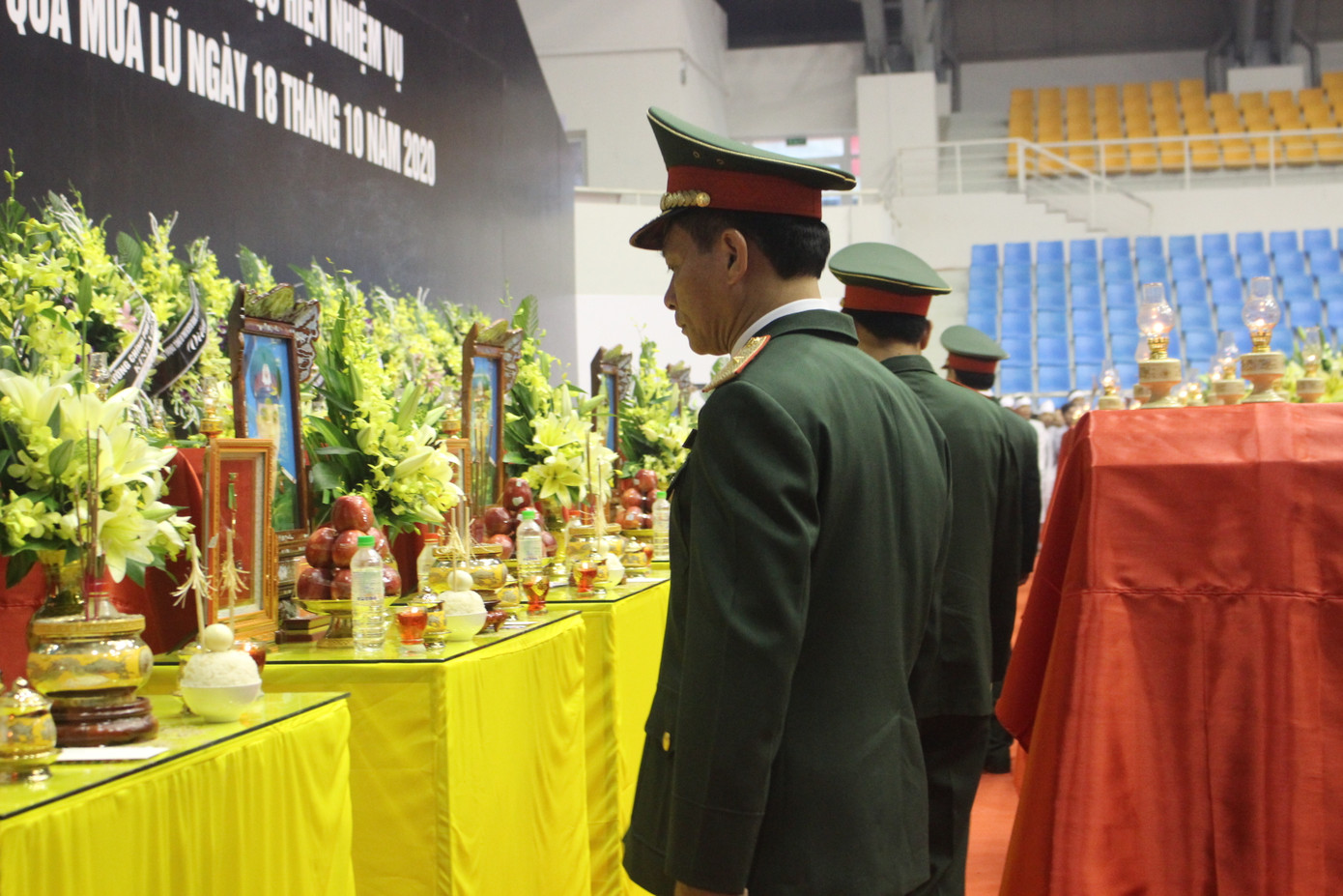 Nhói lòng cảnh thân nhân 22 chiến sĩ hy sinh ở Quảng Trị gọi tên con trong nước mắt ảnh 4