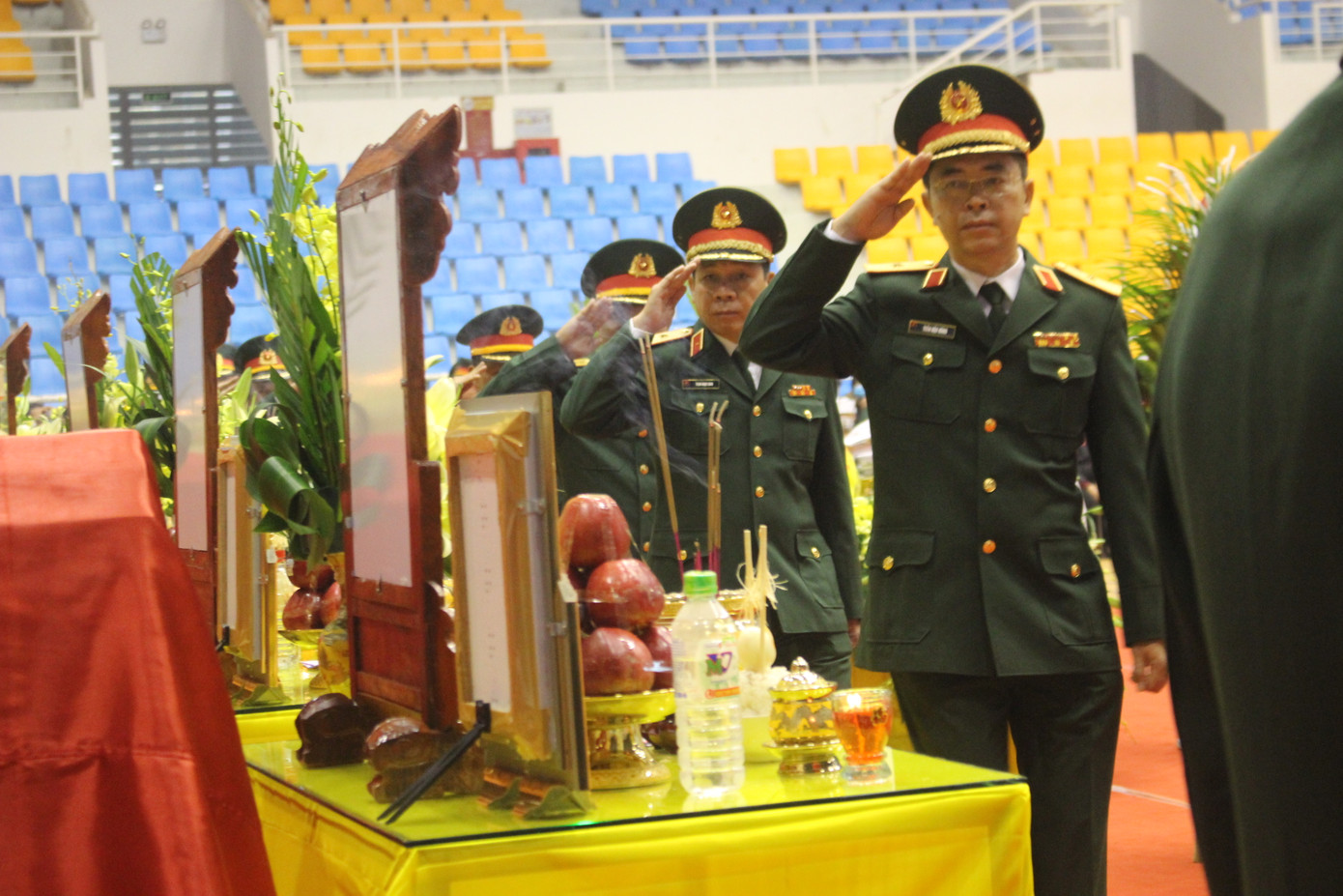 Nhói lòng cảnh thân nhân 22 chiến sĩ hy sinh ở Quảng Trị gọi tên con trong nước mắt ảnh 3