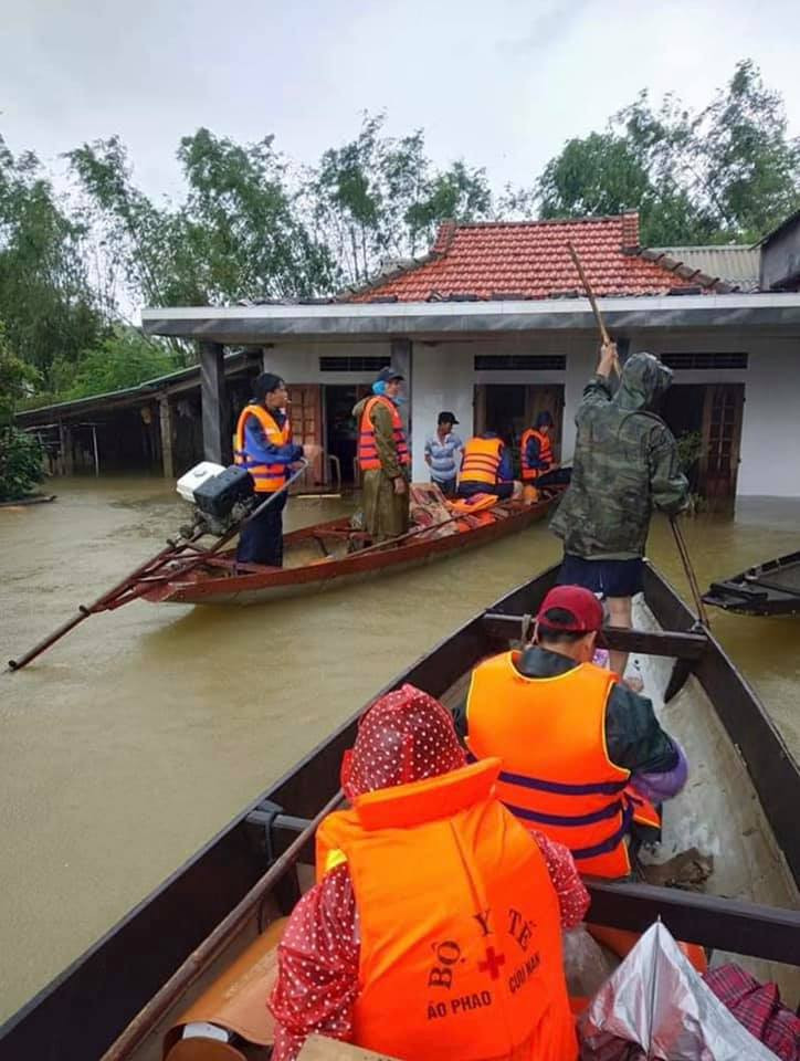 Những hình ảnh đẹp của Thủy Tiên khi đi cứu trợ đồng bào lũ lụt ảnh 1