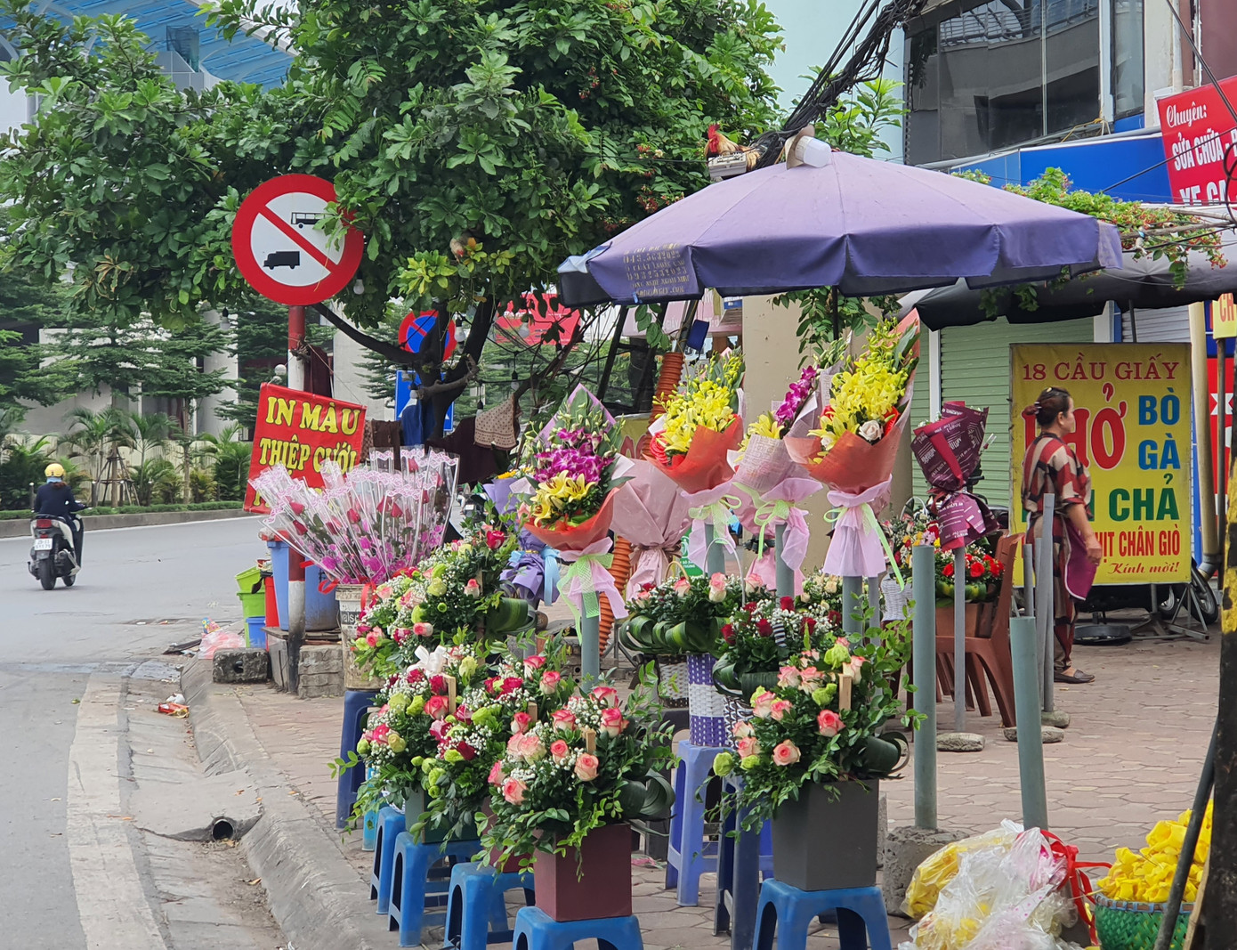 20/10: Người dân, chủ cửa hàng hoa hướng về bà con vùng lũ ảnh 1