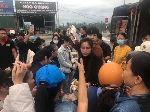 Những hình ảnh đẹp của Thủy Tiên khi đi cứu trợ đồng bào lũ lụt ảnh 6