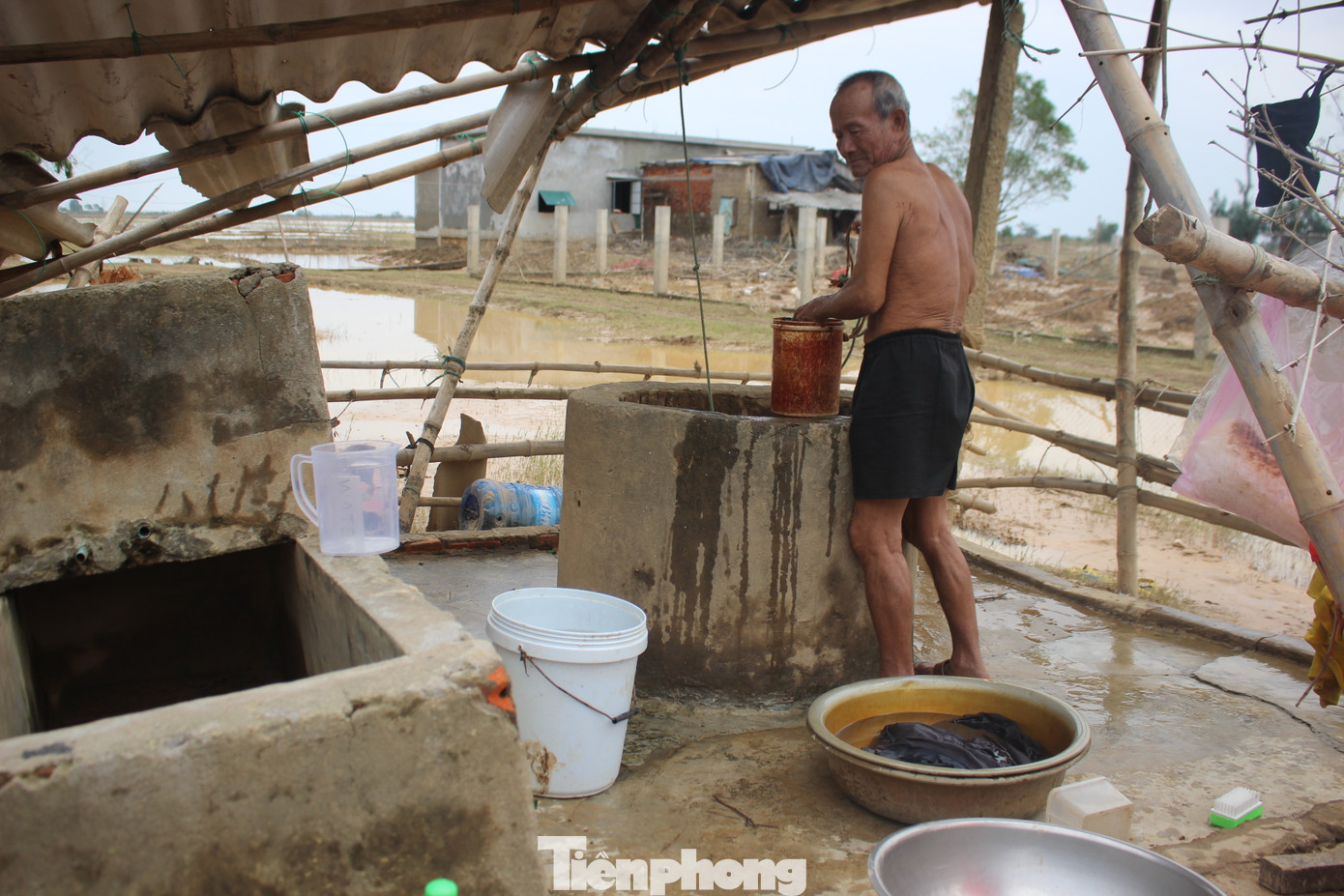 12 ngày không điện, không nước và không cơm của xóm nghèo bị cô lập trong lũ ảnh 3