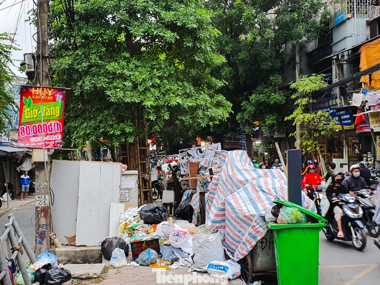 Dân chặn xe vào Nam Sơn, rác lại 'bao vây' đường phố Hà Nội ảnh 11