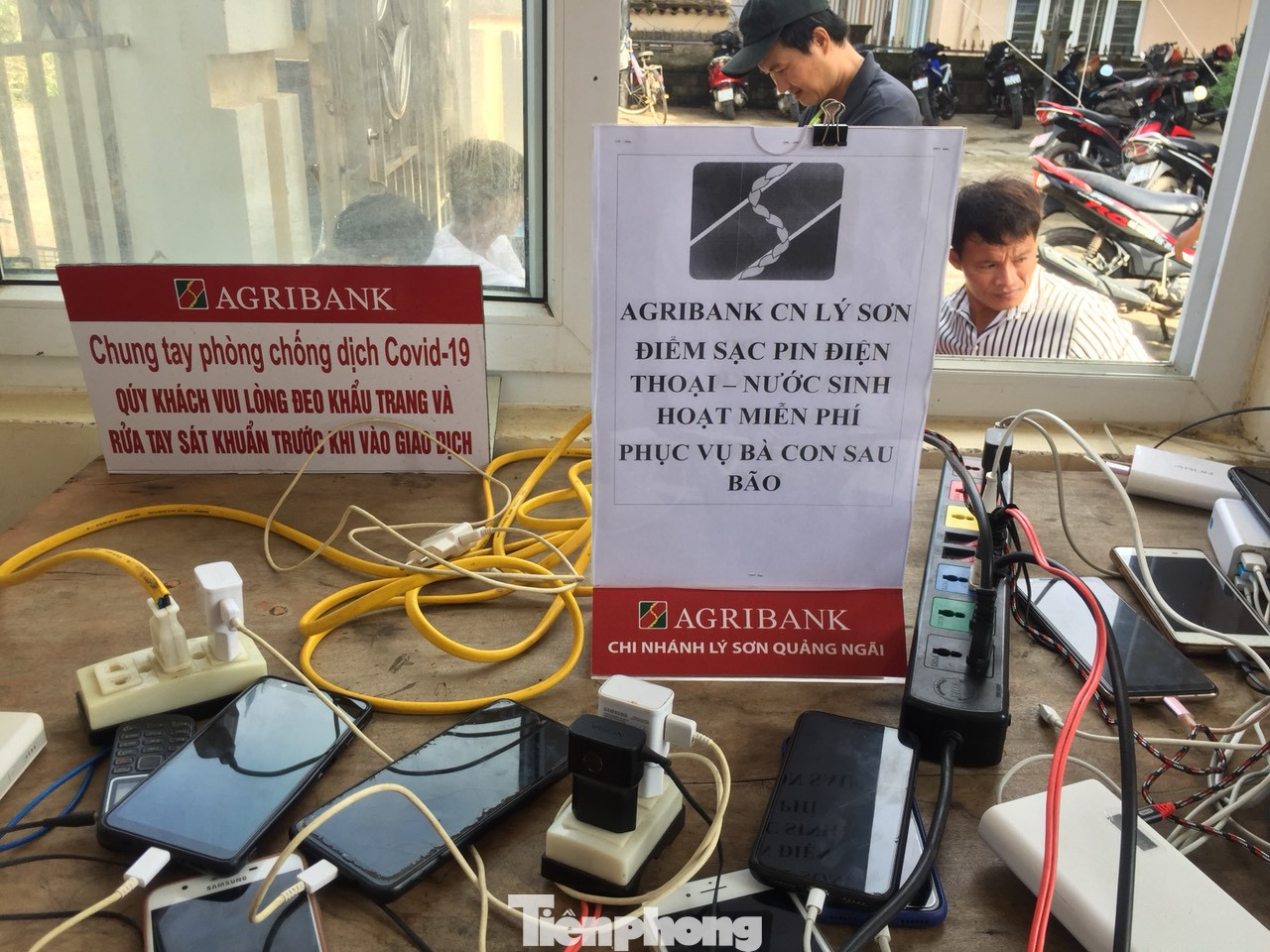 Ngân hàng Agribank ở huyện đảo Lý Sơn hỗ trợ người dân sau bão số 9 ảnh 2