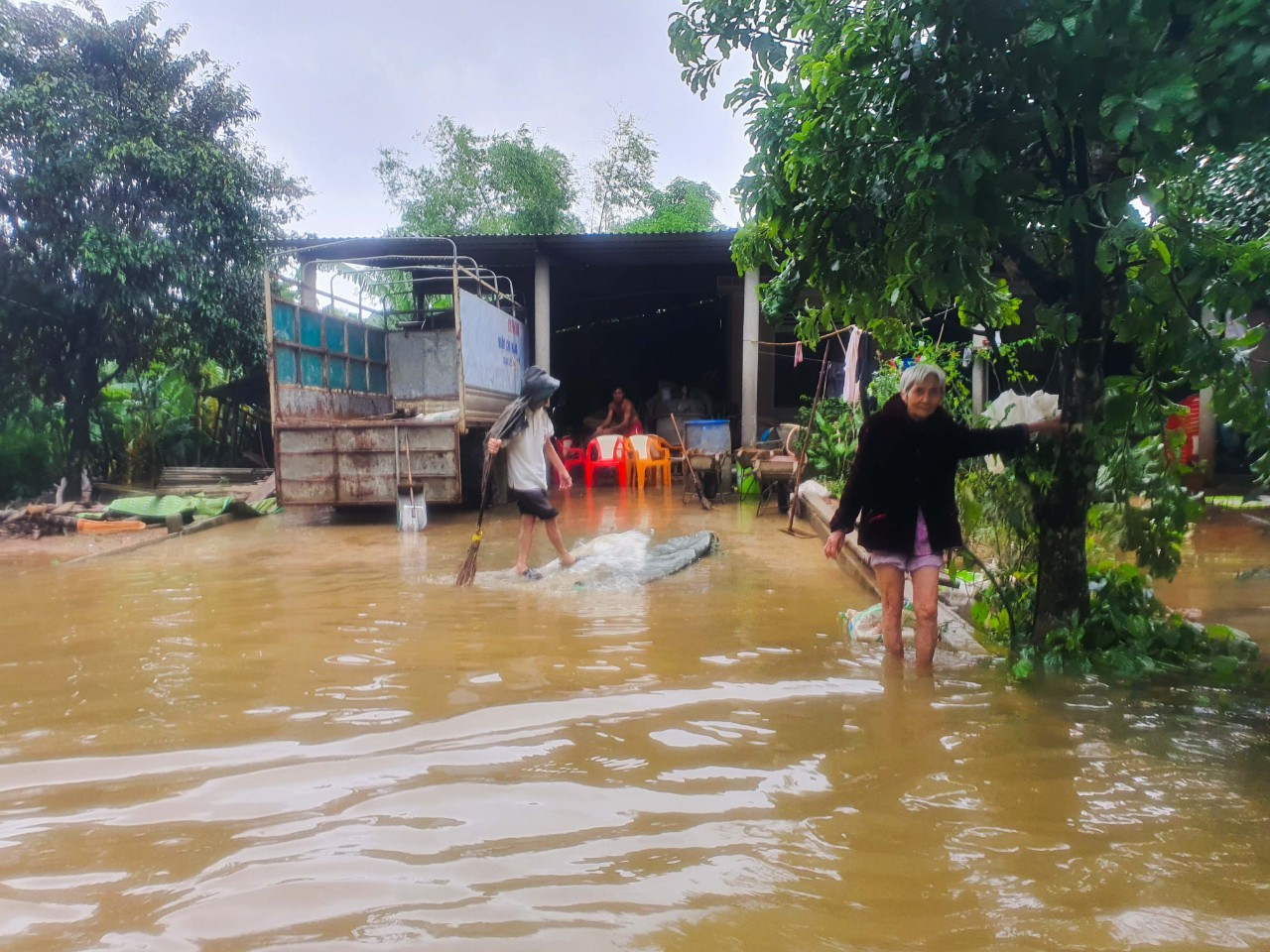 Sống trên nóc nhà, người dân Quảng Bình khắc khoải chờ lũ rút ảnh 16