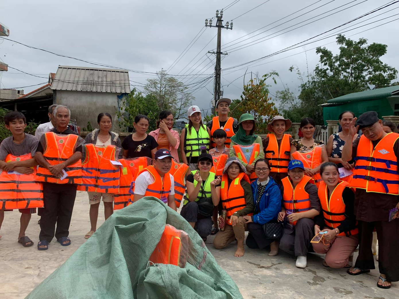 Thủy Tiên và những người đẹp nhân ái toả sáng dịp 20/10 ảnh 6