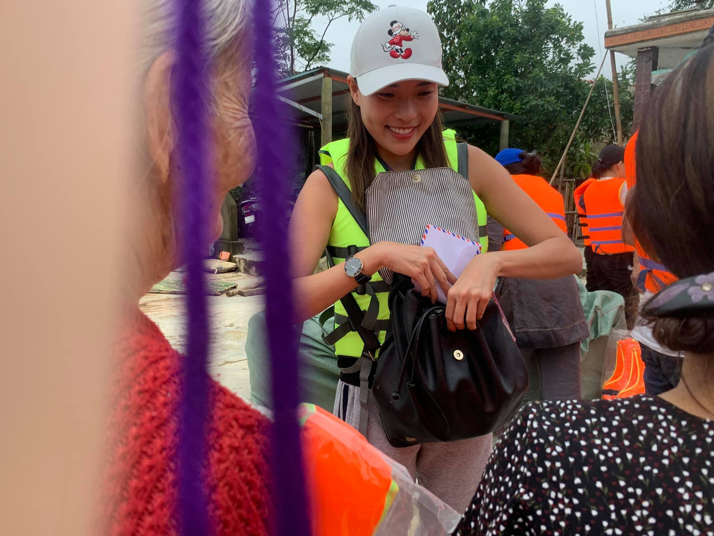 Thủy Tiên và những người đẹp nhân ái toả sáng dịp 20/10 ảnh 5