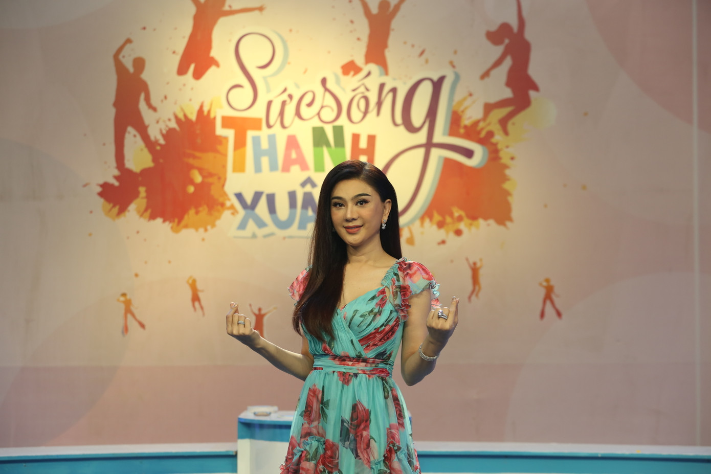 Hé lộ gia thế giàu có của Lâm Khánh Chi ảnh 2