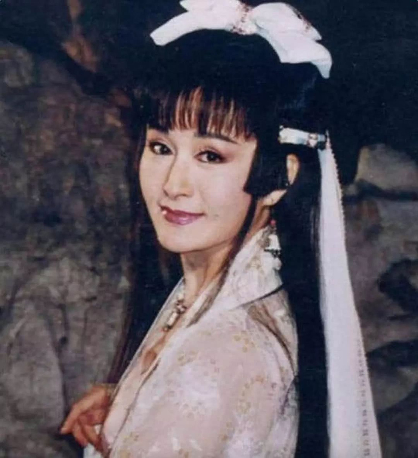 Ngỡ ngàng vẻ trẻ đẹp ở tuổi 71 của Tiểu Long Nữ phim 'Thần điêu đại hiệp 1984' ảnh 8