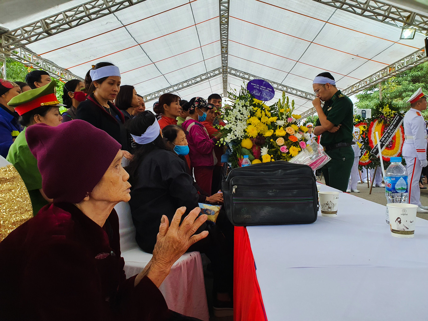 Xúc động hình ảnh người dân đẩy xe lăn đến viếng Thiếu tướng Nguyễn Hữu Hùng ảnh 8