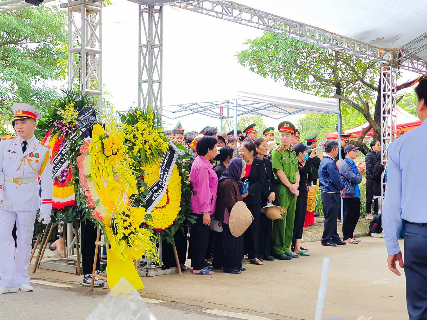 Xúc động hình ảnh người dân đẩy xe lăn đến viếng Thiếu tướng Nguyễn Hữu Hùng ảnh 11