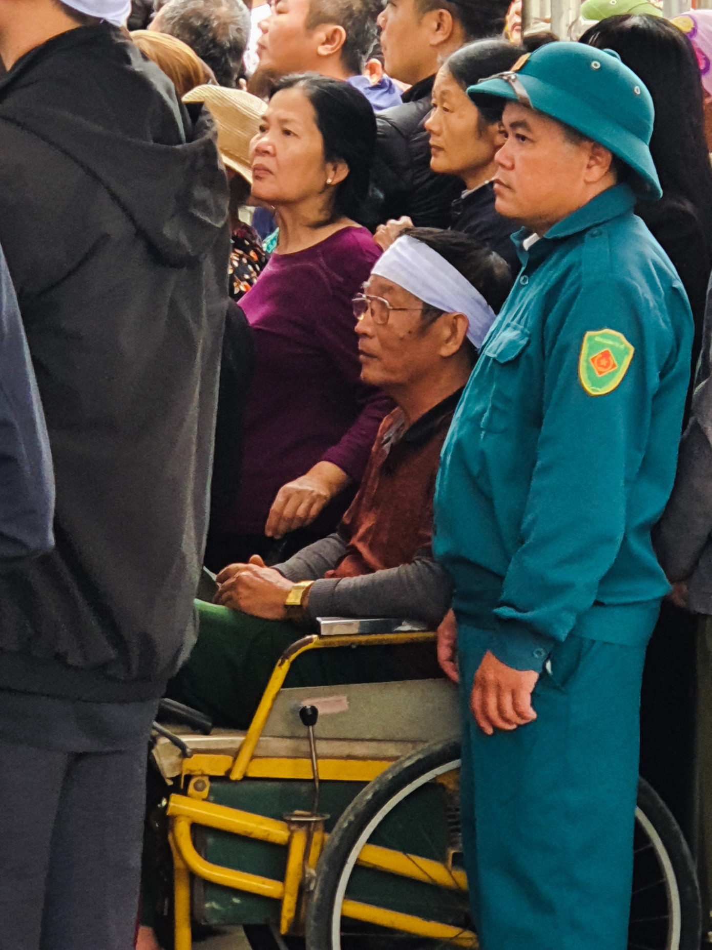 Xúc động hình ảnh người dân đẩy xe lăn đến viếng Thiếu tướng Nguyễn Hữu Hùng ảnh 7