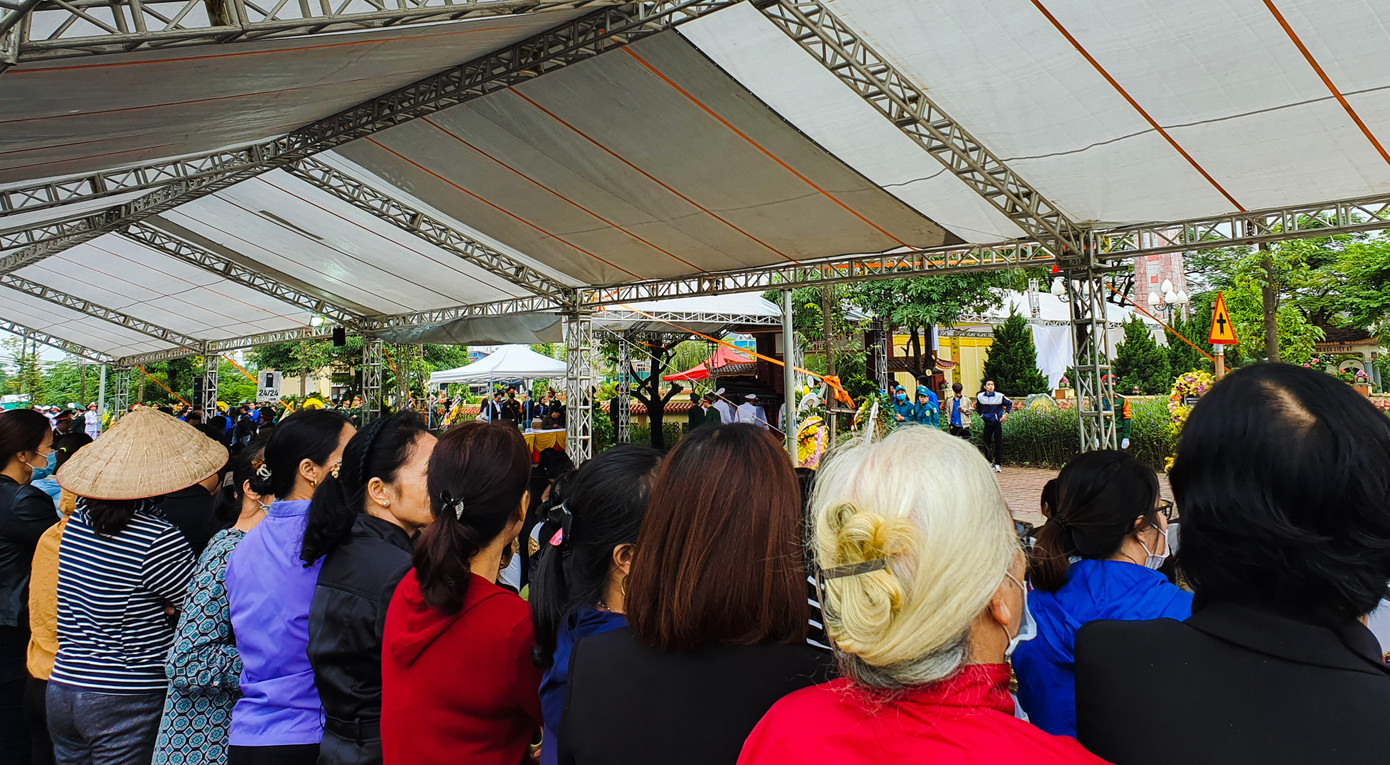 Xúc động hình ảnh người dân đẩy xe lăn đến viếng Thiếu tướng Nguyễn Hữu Hùng ảnh 2