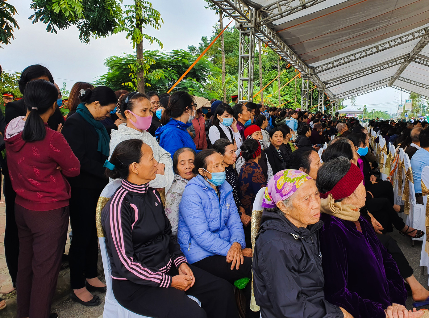 Xúc động hình ảnh người dân đẩy xe lăn đến viếng Thiếu tướng Nguyễn Hữu Hùng ảnh 1