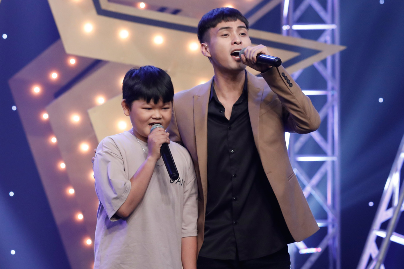 Hồ Quang Hiếu xúc động khi song ca cùng fan nhí bị ung thư máu ảnh 4