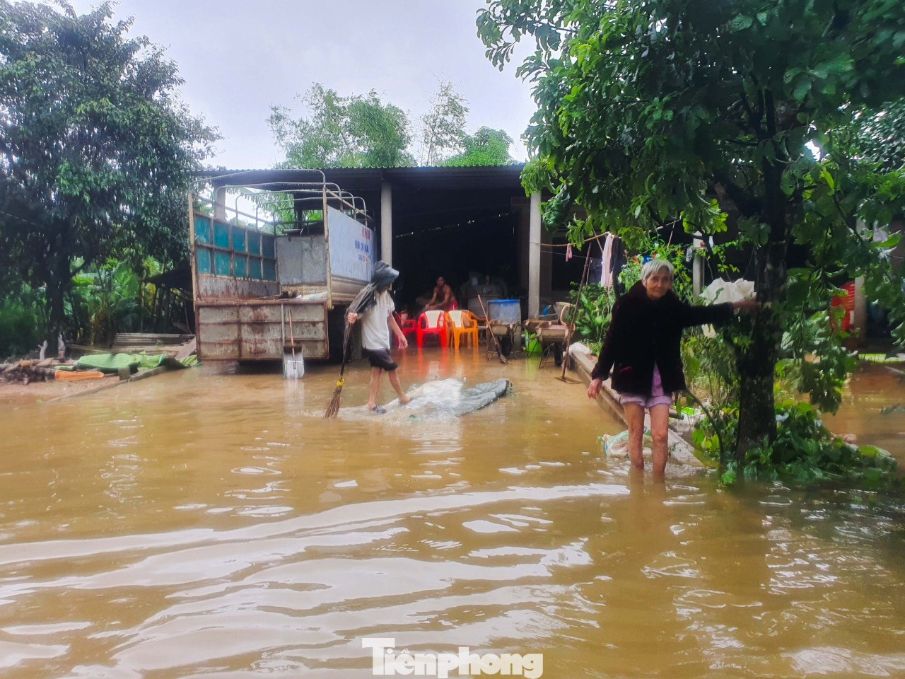 Người dân Quảng Trị mòn mỏi chờ lũ rút để được nấu cơm ảnh 15