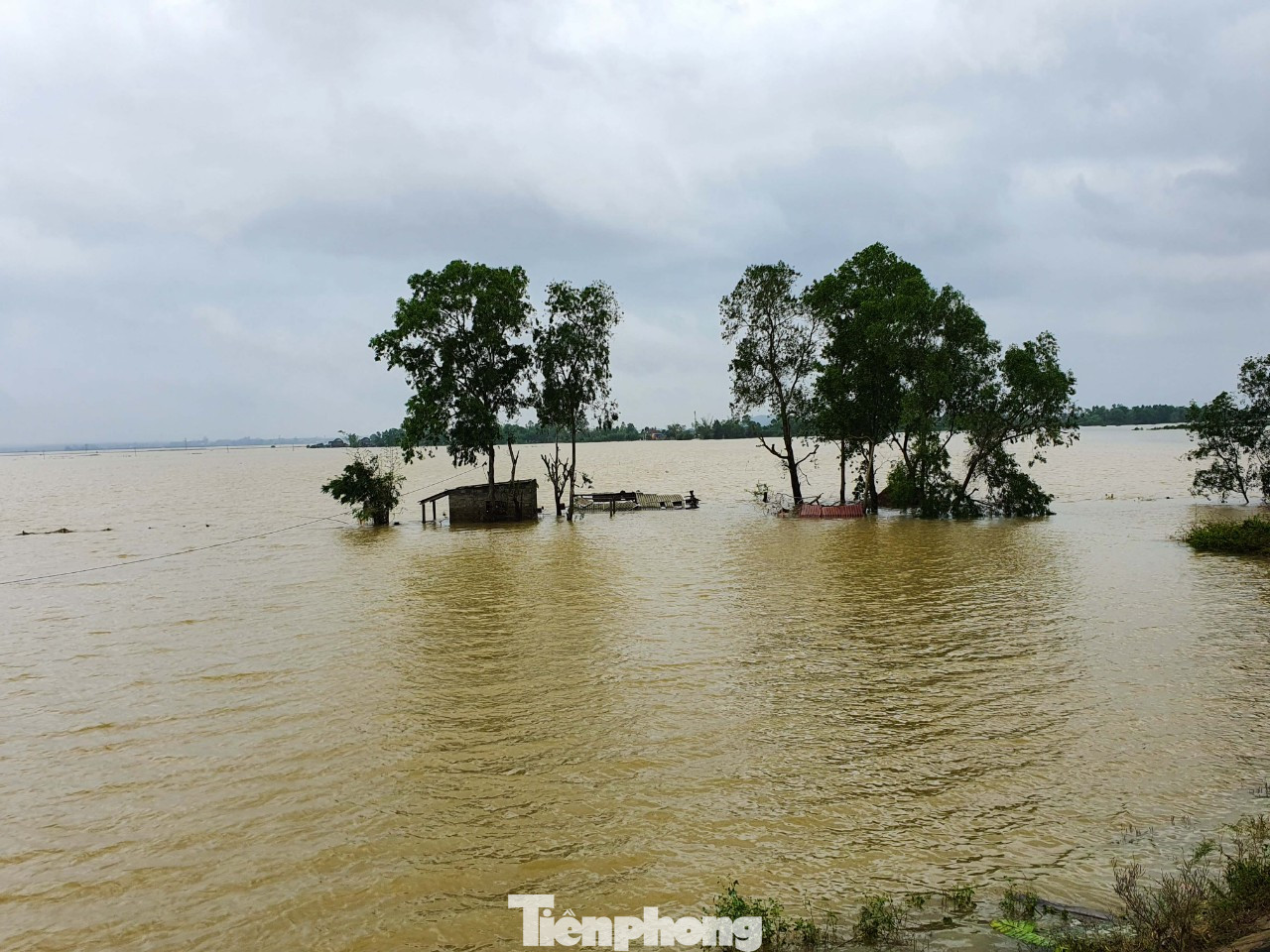 Người dân Quảng Trị mòn mỏi chờ lũ rút để được nấu cơm ảnh 23