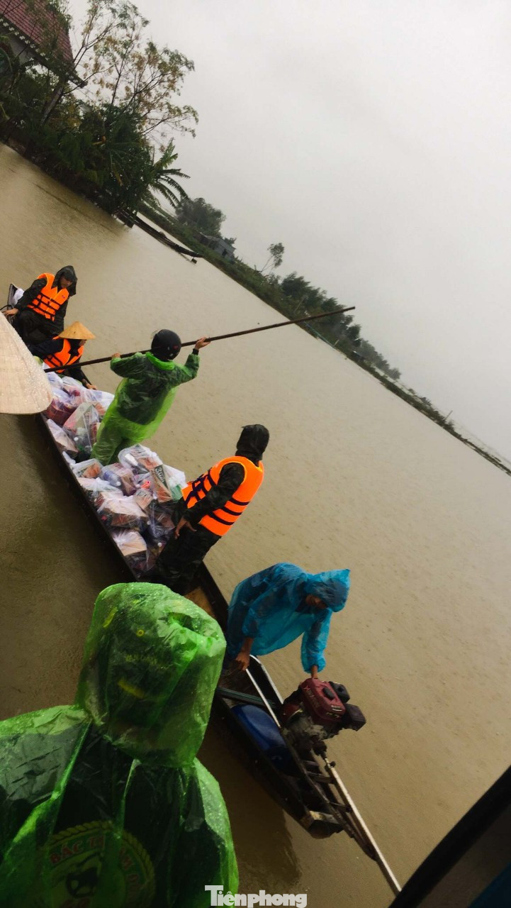 Người dân Quảng Trị mòn mỏi chờ lũ rút để được nấu cơm ảnh 20