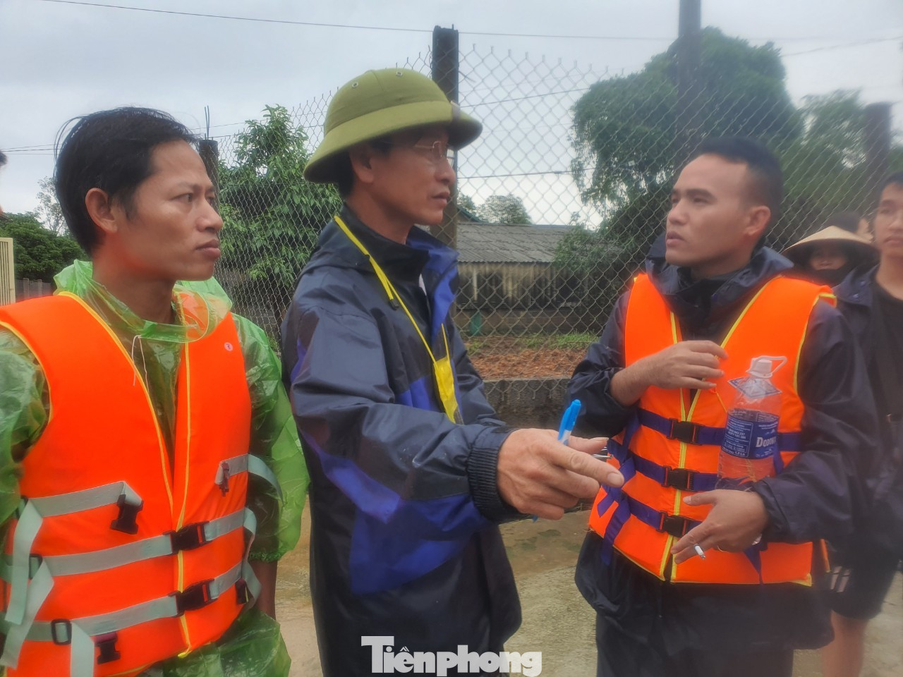 Người dân Quảng Trị mòn mỏi chờ lũ rút để được nấu cơm ảnh 10