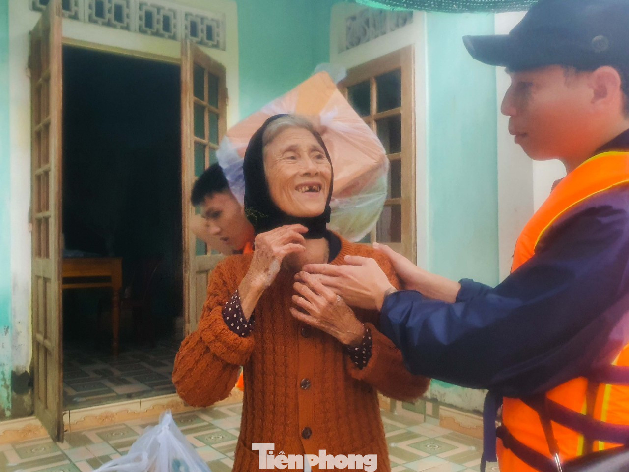 Người dân Quảng Trị mòn mỏi chờ lũ rút để được nấu cơm ảnh 18