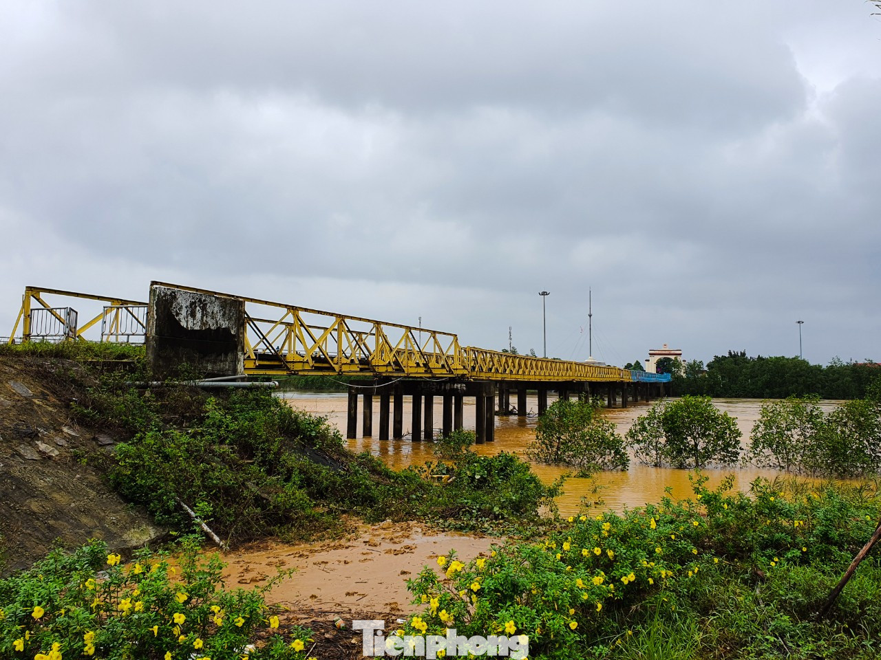 Người dân Quảng Trị mòn mỏi chờ lũ rút để được nấu cơm ảnh 6