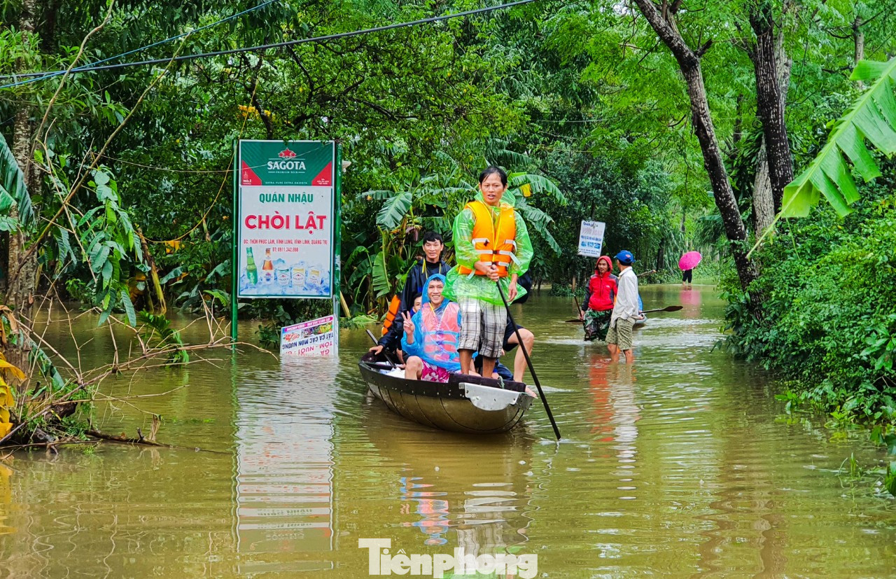 Người dân Quảng Trị mòn mỏi chờ lũ rút để được nấu cơm ảnh 13
