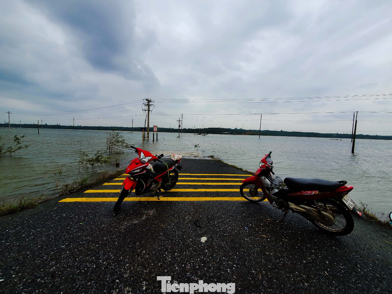 Người dân Quảng Trị mòn mỏi chờ lũ rút để được nấu cơm ảnh 4