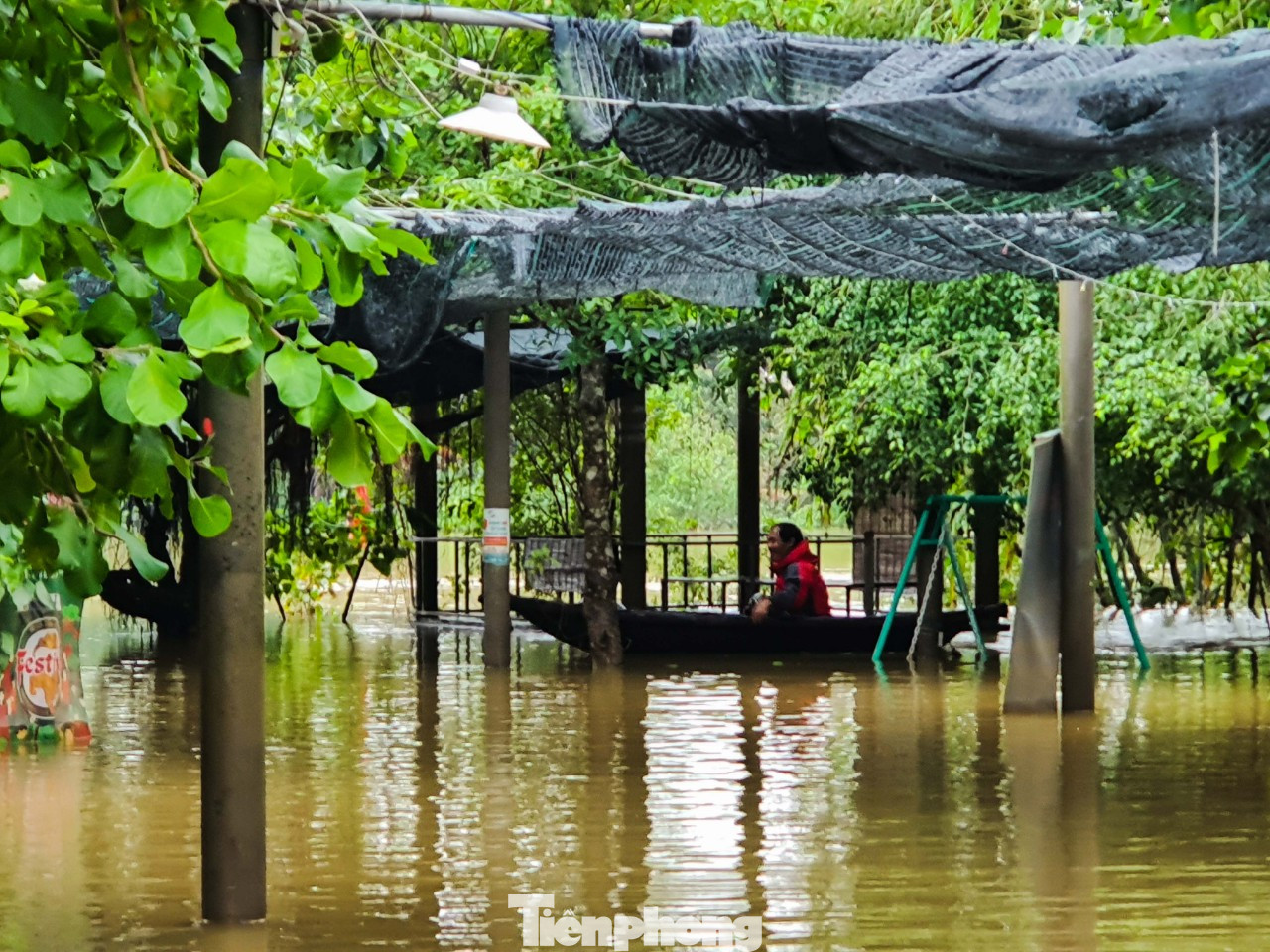 Người dân Quảng Trị mòn mỏi chờ lũ rút để được nấu cơm ảnh 8