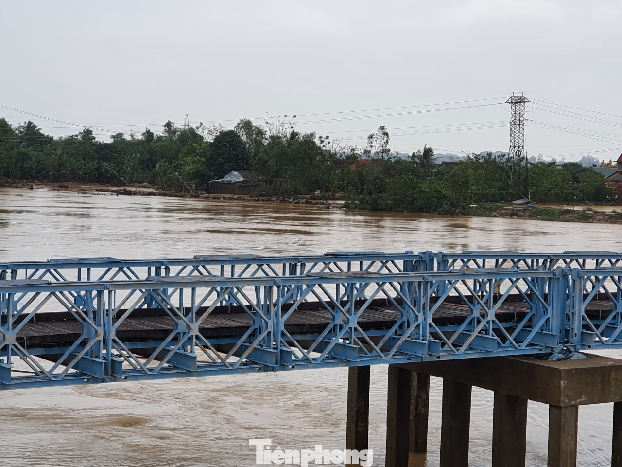 Người dân Quảng Trị mòn mỏi chờ lũ rút để được nấu cơm ảnh 7