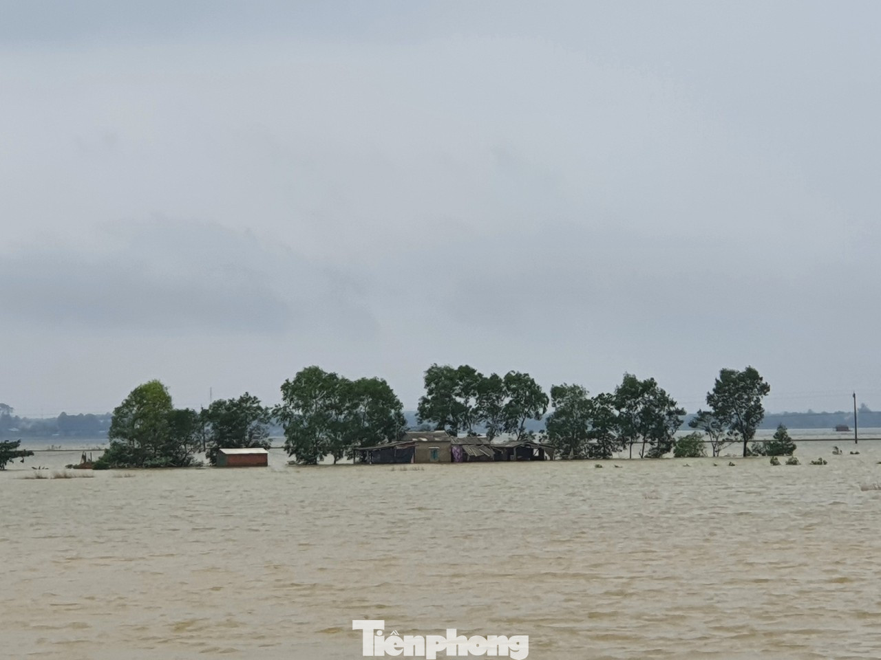 Người dân Quảng Trị mòn mỏi chờ lũ rút để được nấu cơm ảnh 22