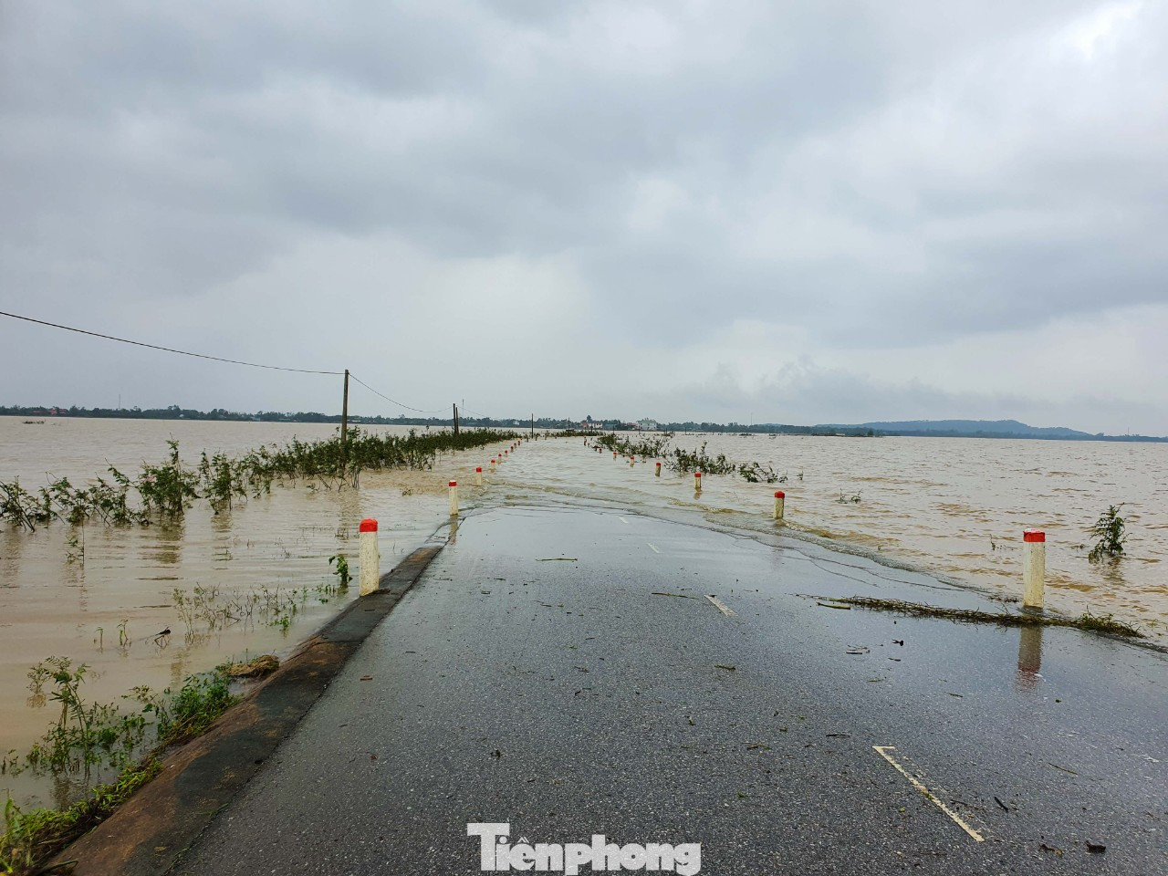 Người dân Quảng Trị mòn mỏi chờ lũ rút để được nấu cơm ảnh 5